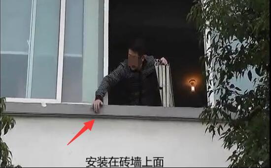 如何在陽臺外安裝伸縮晾衣架?
